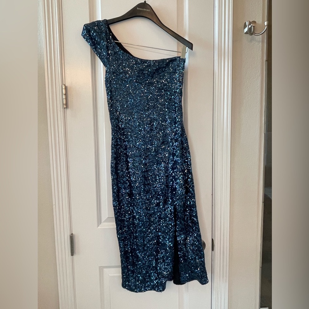ALLEN SCHWARTZ PRIVÉ Marine Blue Sequin One Shoulder Dress. Size M